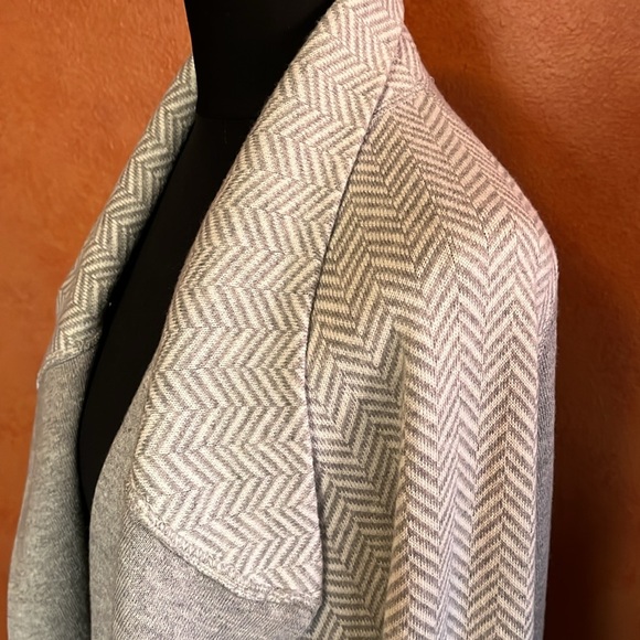 Max studio large sweater. Wear open or wrapped. - Picture 12 of 12